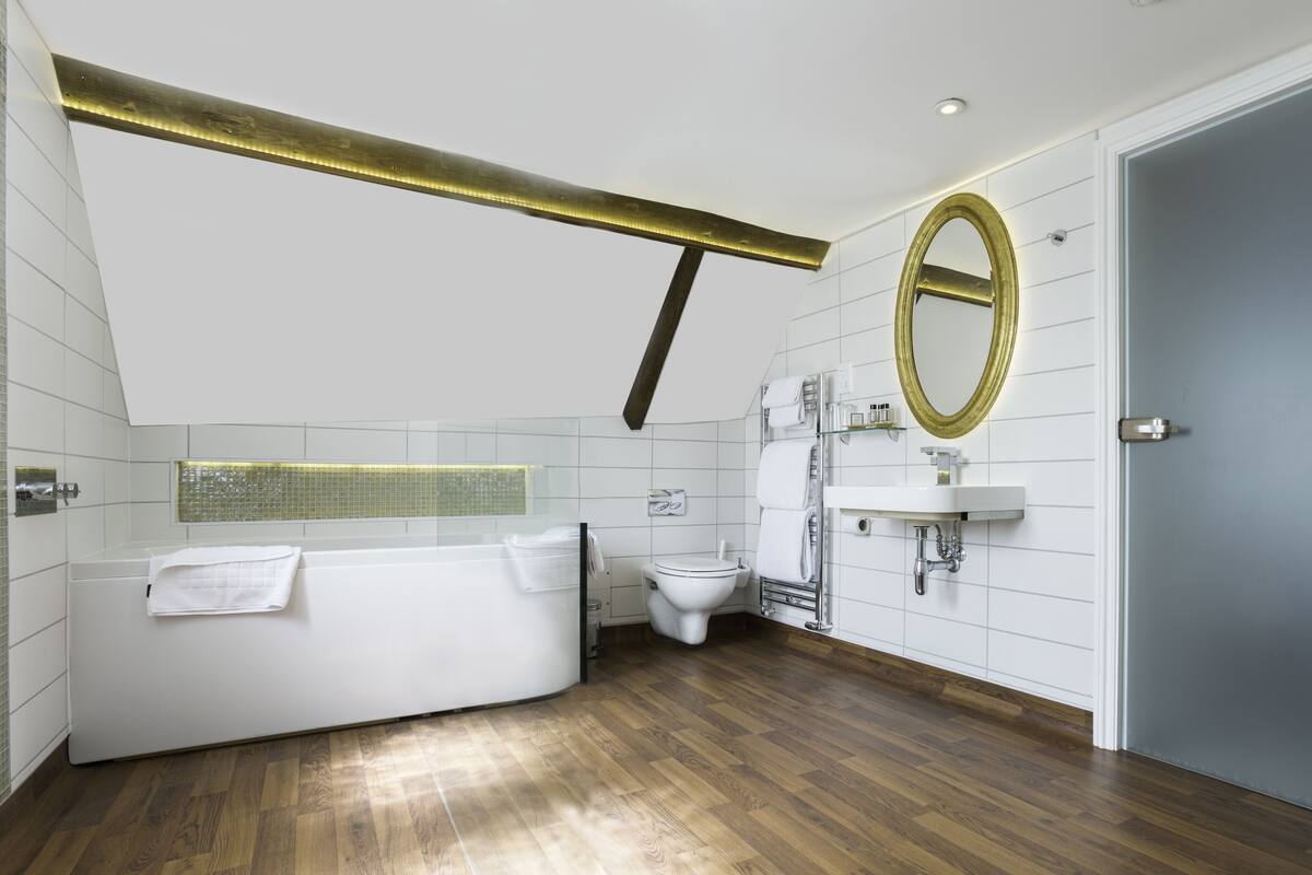 Kamar Double Premium, 1 Tempat Tidur King | Seprai katun Mesir, tempat tidur Select Comfort, dan meja kerja