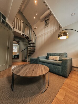 华丽复式, 独立浴室 | 起居区 | 平板电视