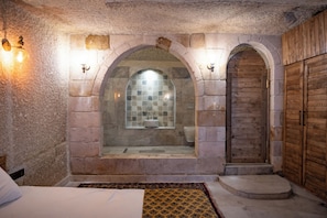 Cave Suite  | Bathroom | Shower, slippers, towels - Gedik Cave Hotel (Nevsehir)