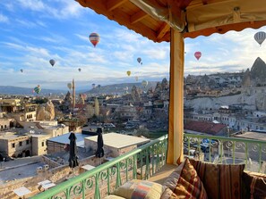 A balcony with a view of a cityscape, including buildings and a mountain range. - Gedik Cave Hotel (Nevsehir)