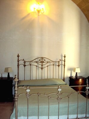 Standard Room, 1 Bedroom | Bar mini, meja, katil lipat simpan/tambahan, cadar katil