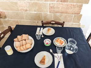 Sarapan bufet setiap hari (EUR 10 seorang)