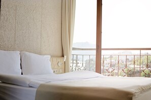 Minibar, tabla de planchar con plancha, wifi gratis y ropa de cama 