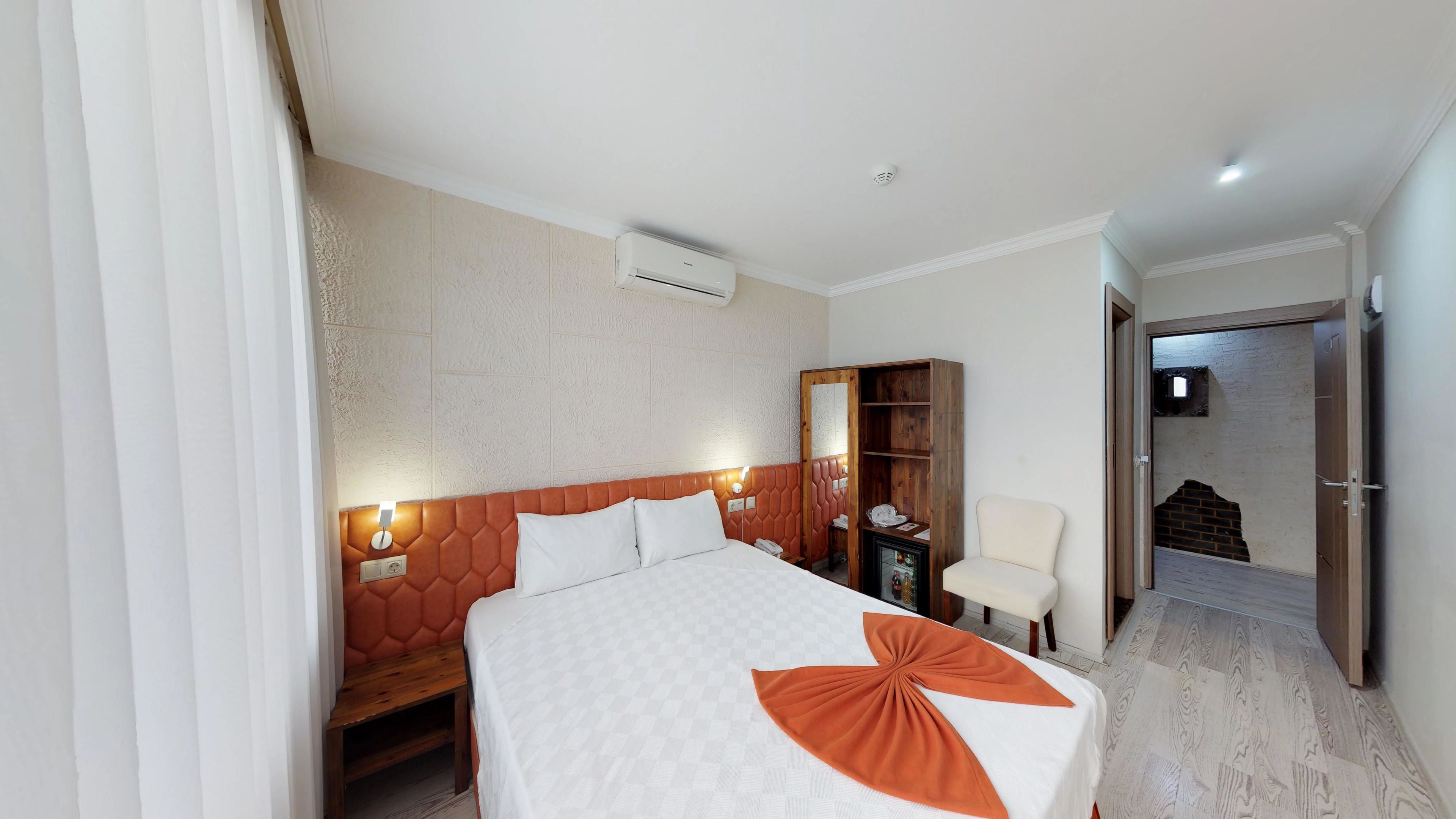 standard double or twin room | minibar, iron/ironing board, free wifi, bed sheets