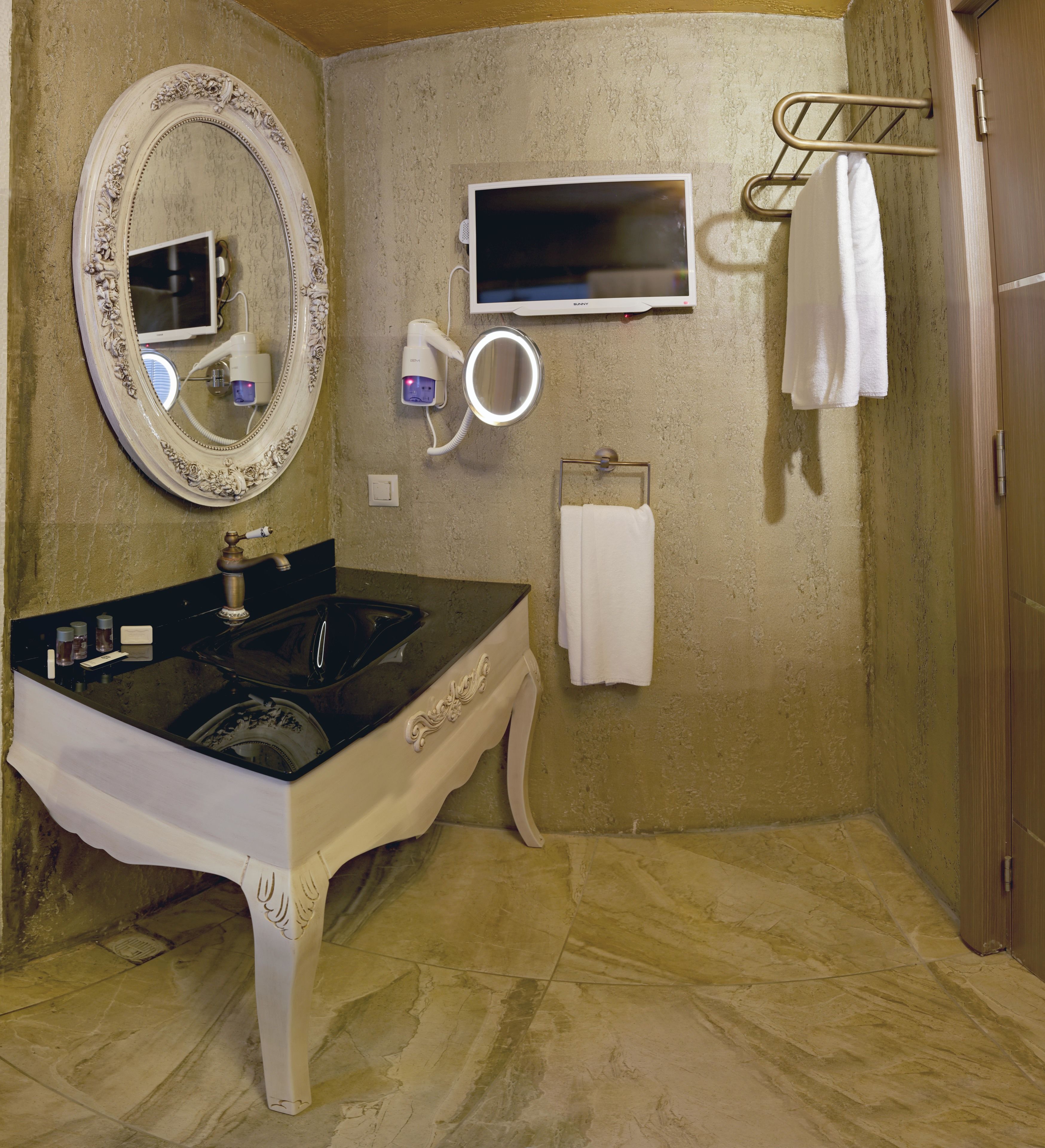 suite, sea view | bathroom | shower, free toiletries, towels