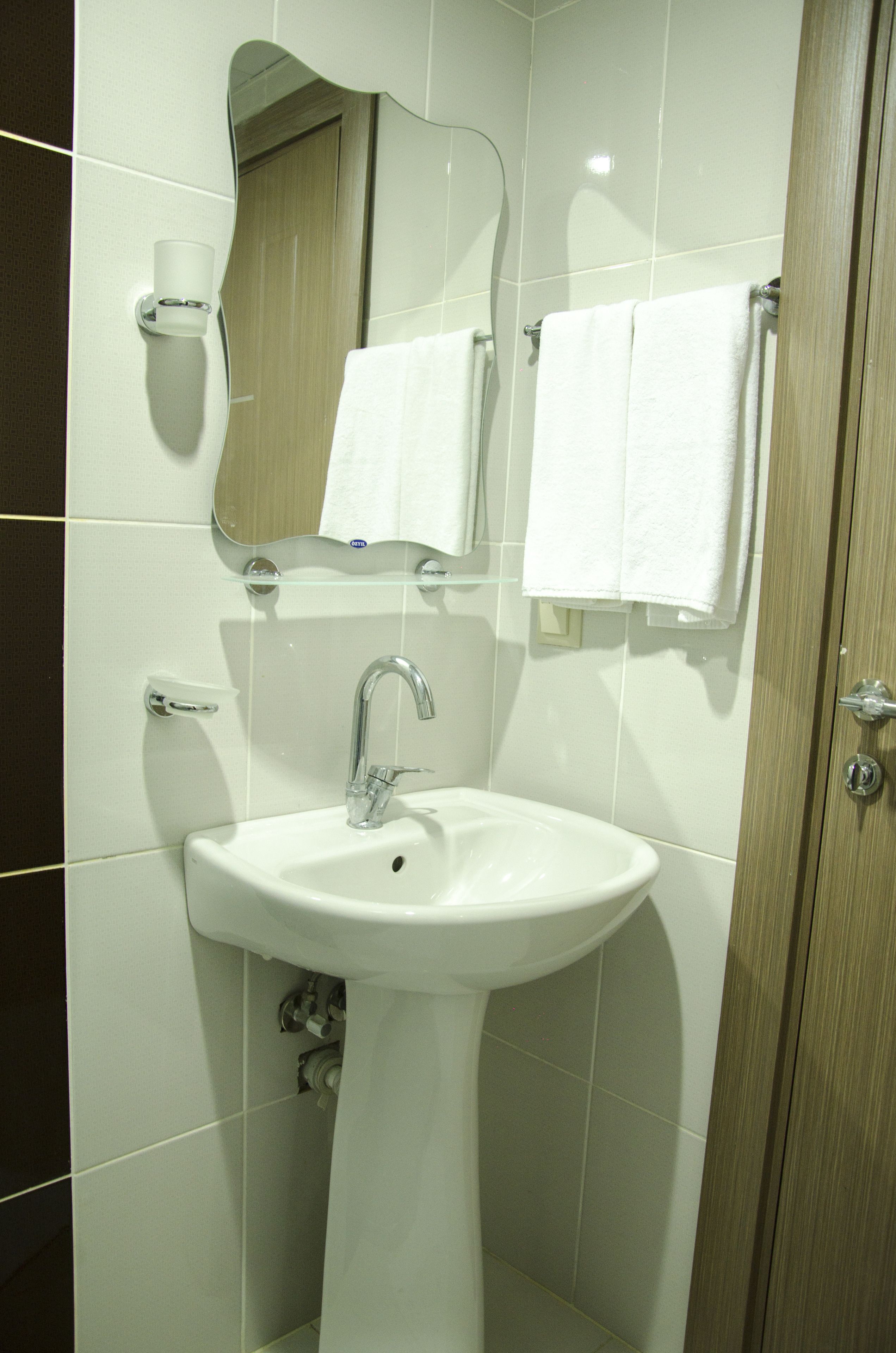 shower, free toiletries, towels