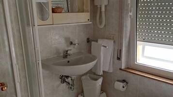Douche, articles de toilette gratuits, sèche-cheveux, bidet