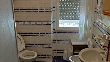 Suite | Badezimmer | Dusche, kostenlose Toilettenartikel, Haartrockner, Bidet