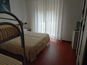 Economy Quadruple Room | Down duvets, in-room safe, desk, cots/infant beds - Hotel Ristorante Il Grillo (Acquaviva Picena)