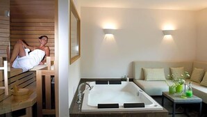Ein modernes Badezimmer mit einer großen Badewanne, einer Holzbank und einer Couch mit Kissen.