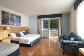 Firemannsrom – junior, privat bad | Allergitestet sengetøy, minibar, safe på rommet og skrivebord