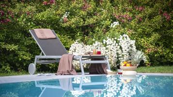 Alberca al aire libre por temporada y camastros