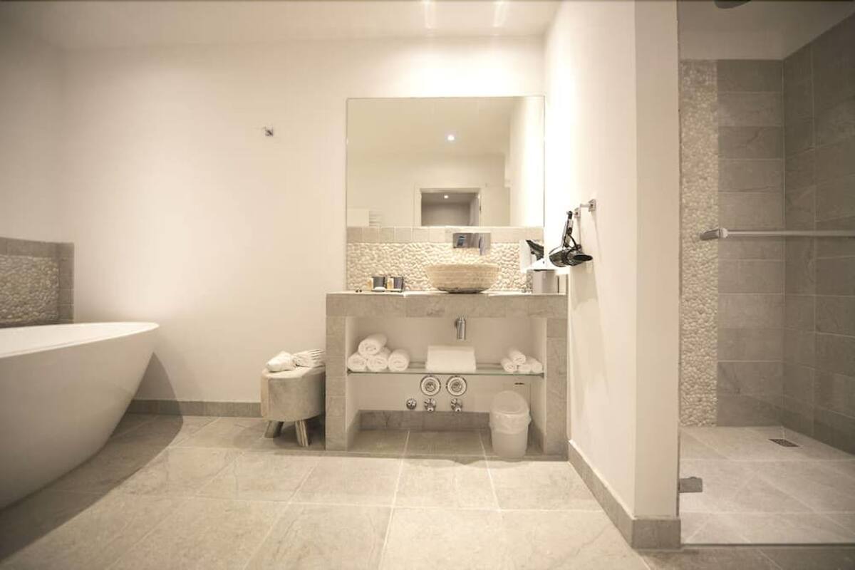 deluxe suite, 2 bedrooms, garden view | bathroom | shower, free toiletries, bathrobes, slippers