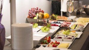 Un buffet proposant une variété de plats et une vitrine réfrigérée.