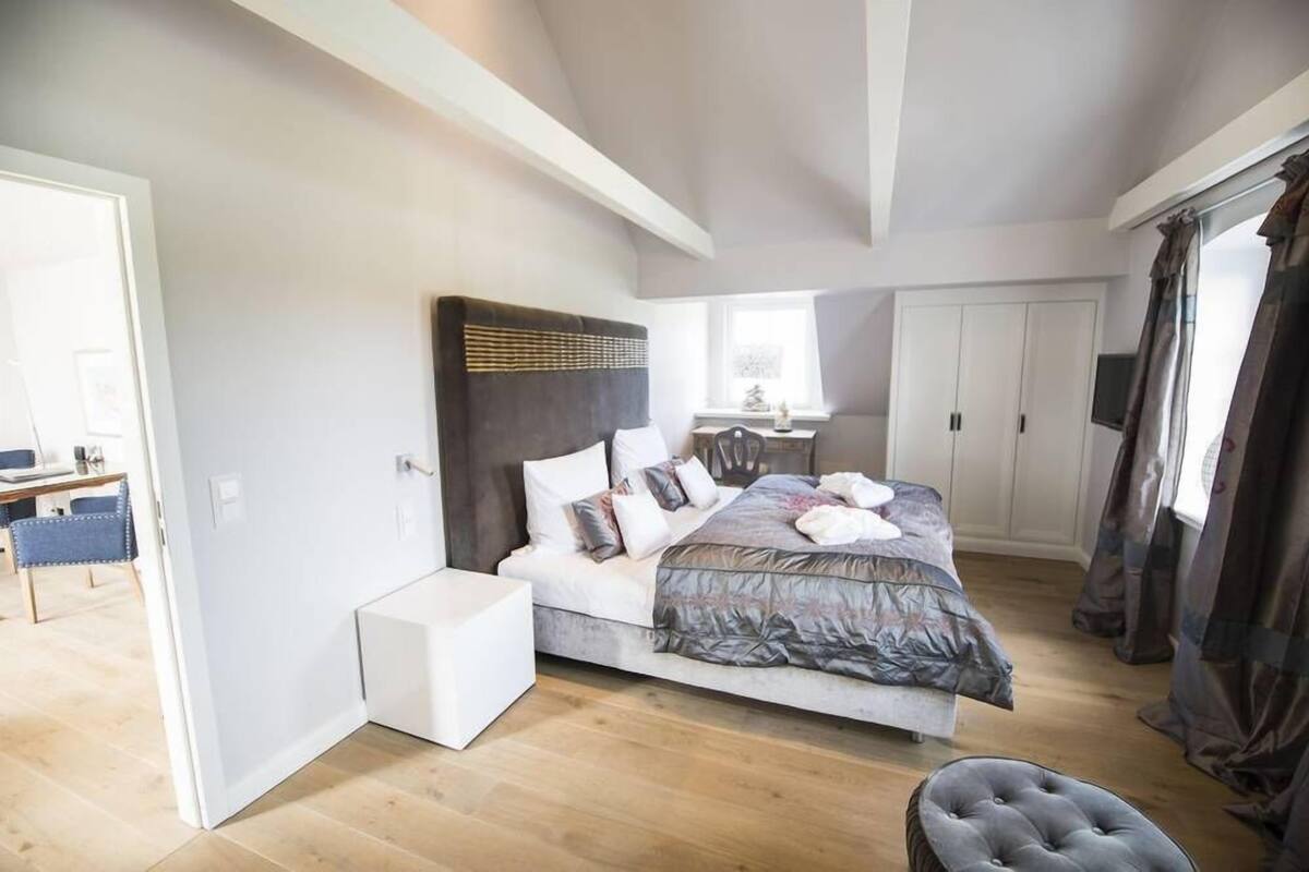 1 bedroom, premium bedding, free minibar items, in-room safe