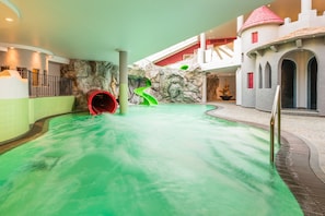 4 indoor pools, 2 outdoor pools, pool loungers