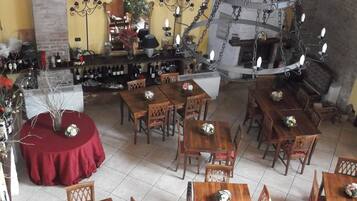 Daily cooked-to-order breakfast (EUR 10 per person)