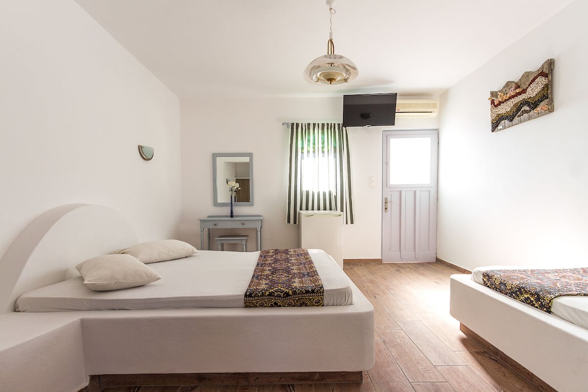 Superior Triple Room | Iron/ironing board, free cribs/infant beds, free WiFi, bed sheets
