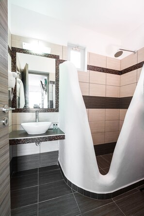 Habitación estándar doble | Baño | Ducha, secador de pelo y toallas
