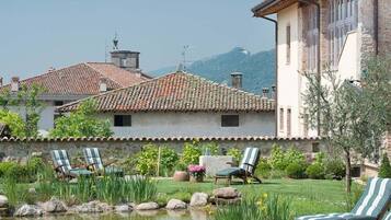 Piscina all'aperto, una piscina in terrazza, ombrelloni da piscina