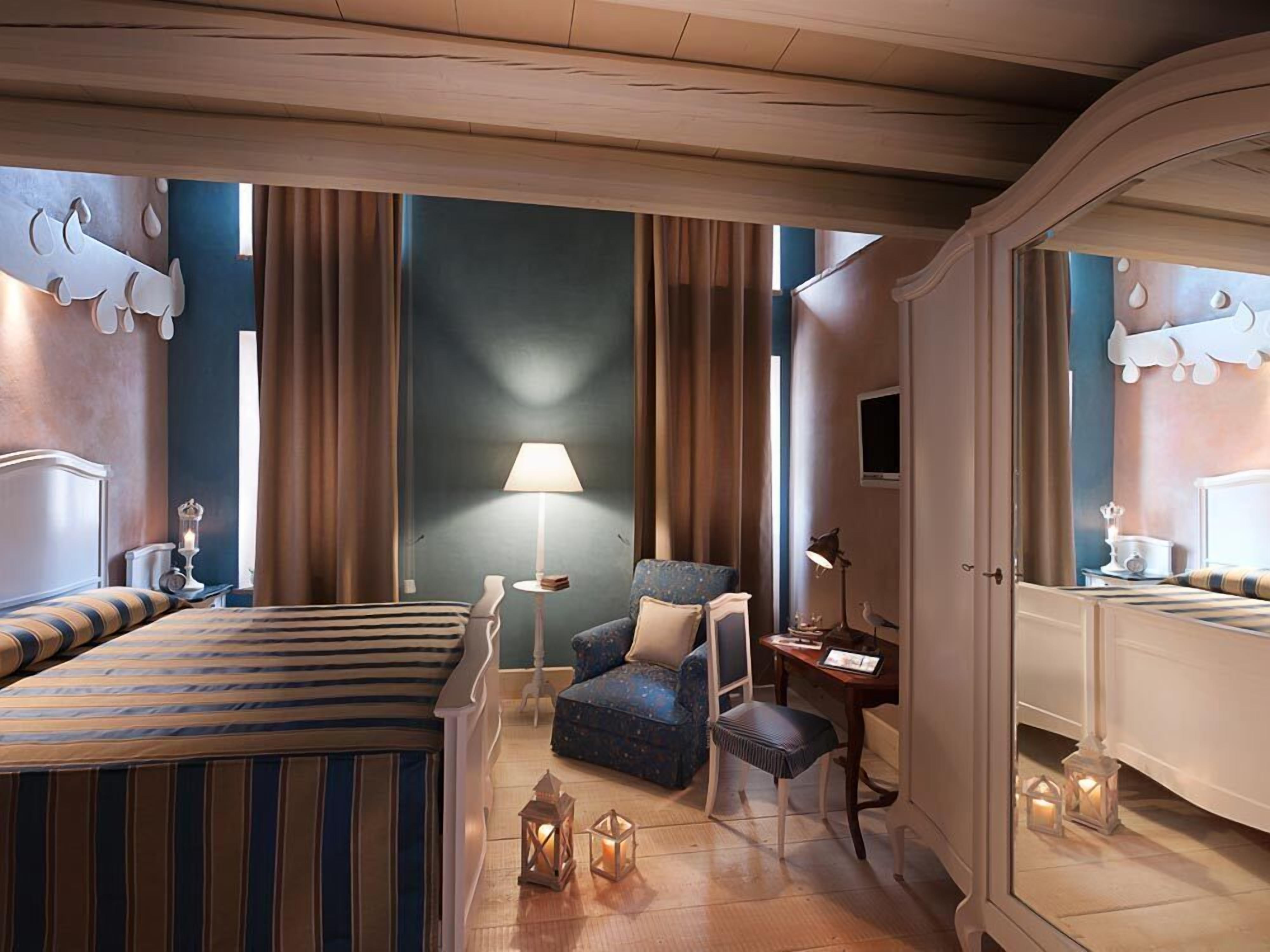 quadruple room | down duvets, minibar, in-room safe, desk