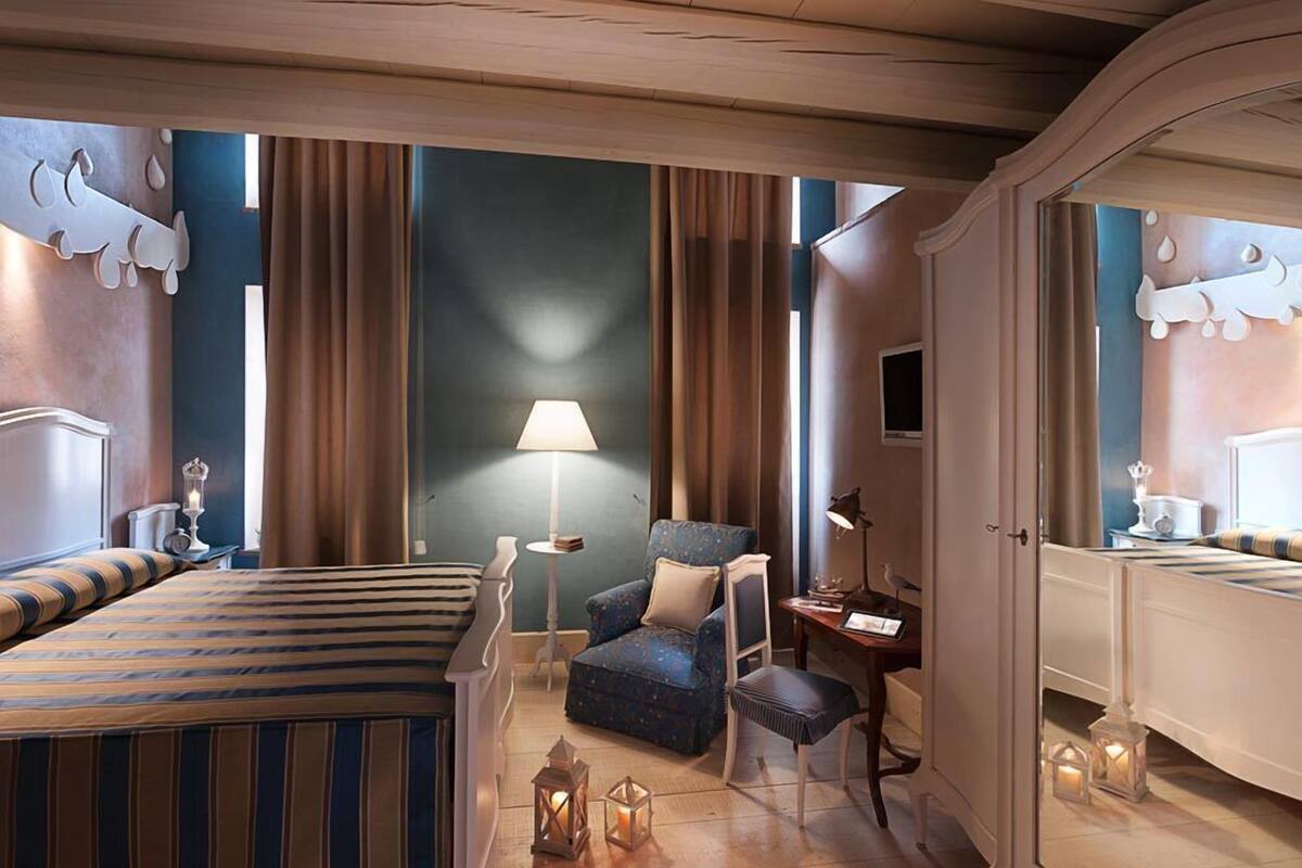 quadruple room | down duvets, minibar, in-room safe, desk