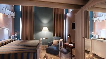 Une chambre d’hôtel avec un lit, une chaise, un bureau, une lampe et un miroir.