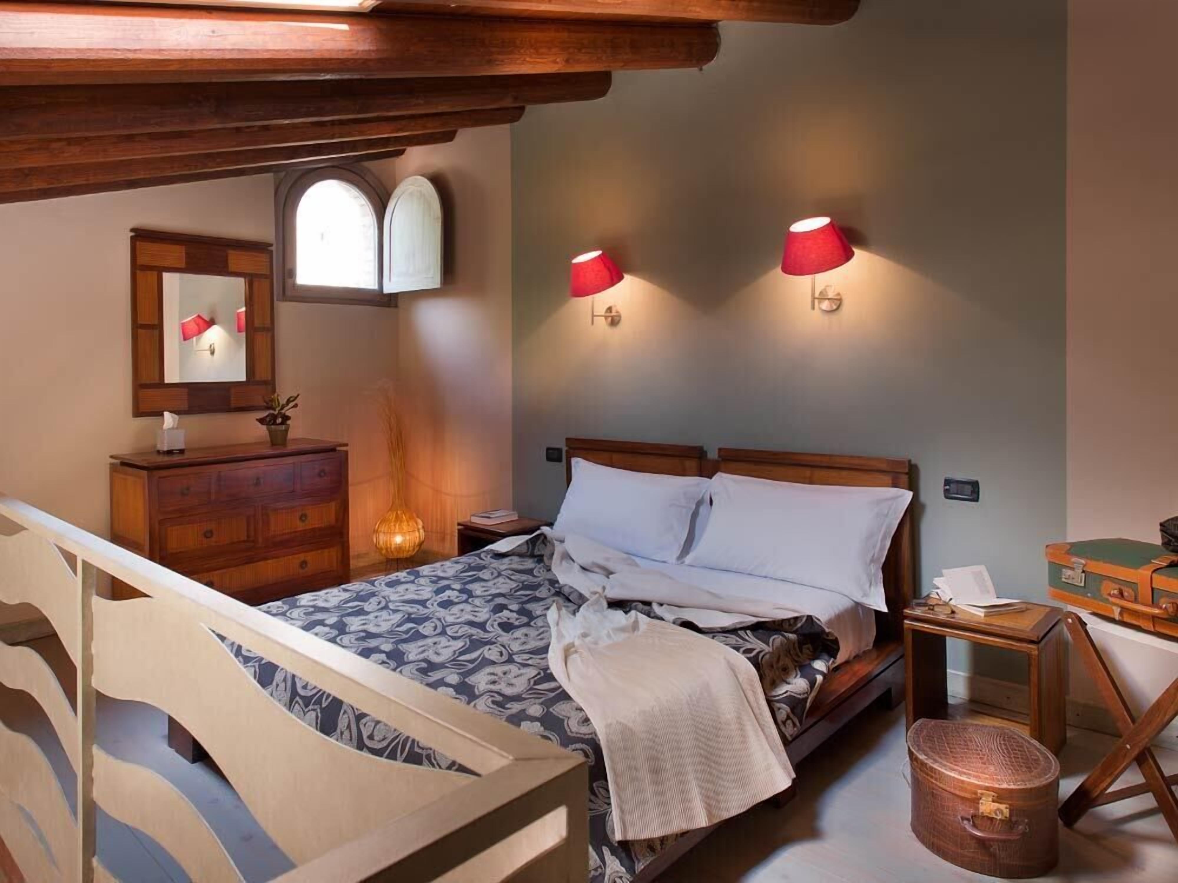 family apartment | down duvets, minibar, in-room safe, desk