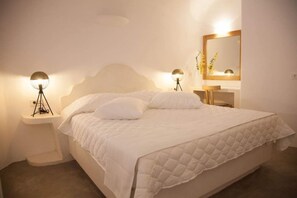 1 bedroom, Frette Italian sheets, premium bedding, pillow-top beds - Fanari Vista Suites (Santorini)