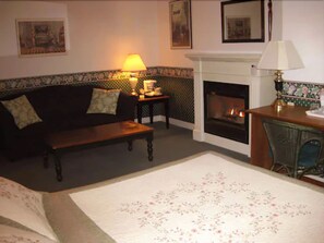 Superior Queen Room with Fire Place | Children's theme room - Canterbury Inn (Niagara-on-the-Lake)