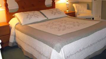 Habitación superior, chimenea | Escritorio, tabla de planchar con plancha, wifi gratis y ropa de cama