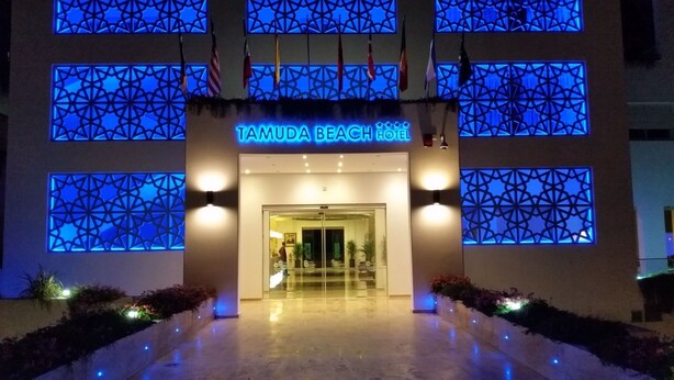 L’entrée de l’hôtel Tamuda Beach, avec ses fenêtres aux motifs géométriques et son accès dégagé.