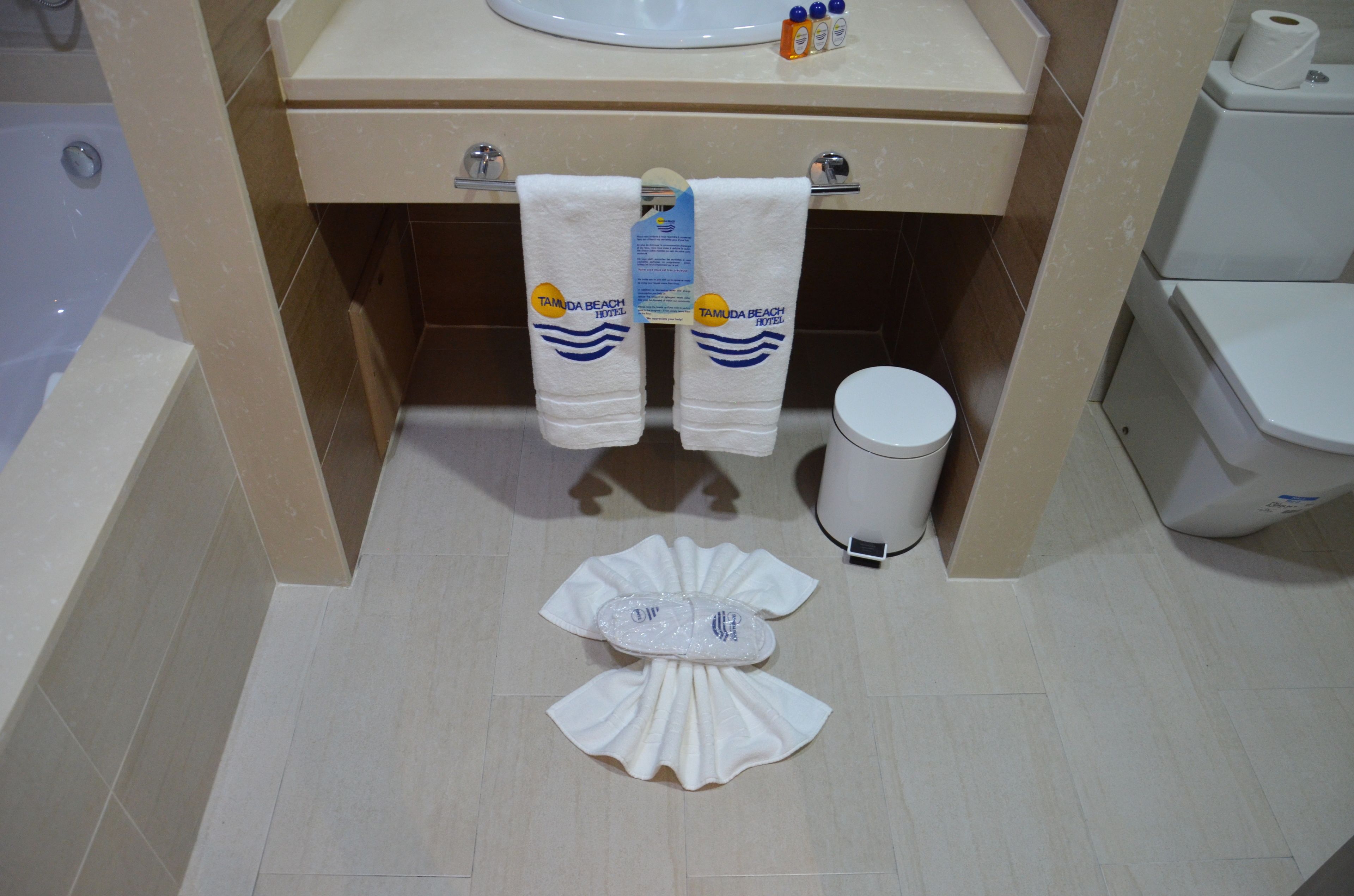 combined shower/bathtub, free toiletries, hair dryer, towels