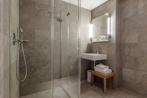 Club Room | Bathroom | Shower, free toiletries, hair dryer, towels