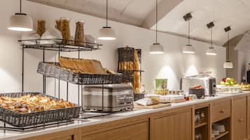 Petit déjeuner buffet (16 EUR par personne)