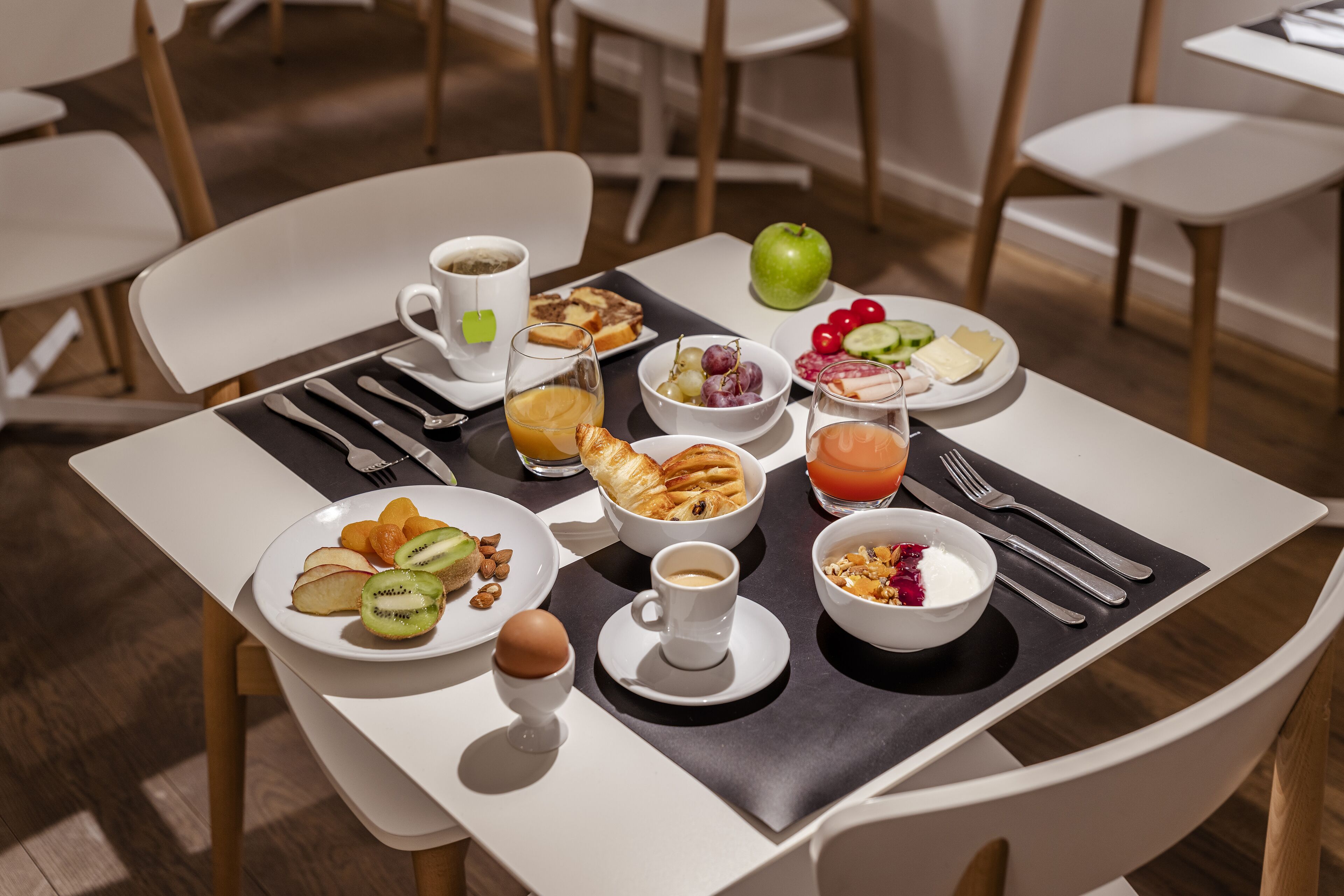 daily buffet breakfast (eur 16 per person)