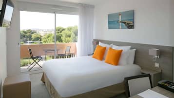 Habitación superior, 1 cama Queen size, balcón, vista al parque | Caja de seguridad en la habitación, escritorio y cortinas blackout