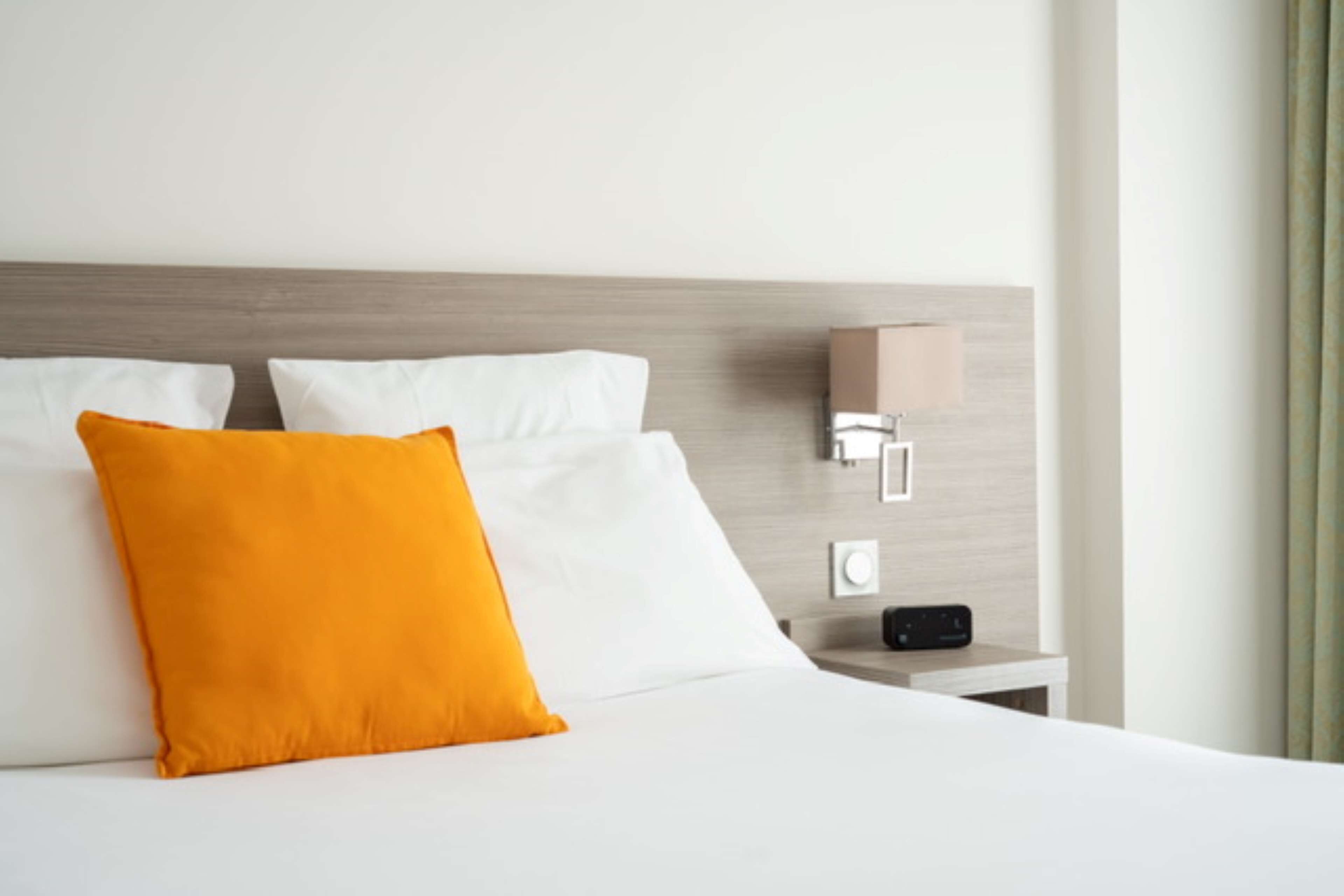 standard room, 1 double bed, non smoking | in-room safe, desk, blackout curtains, soundproofing