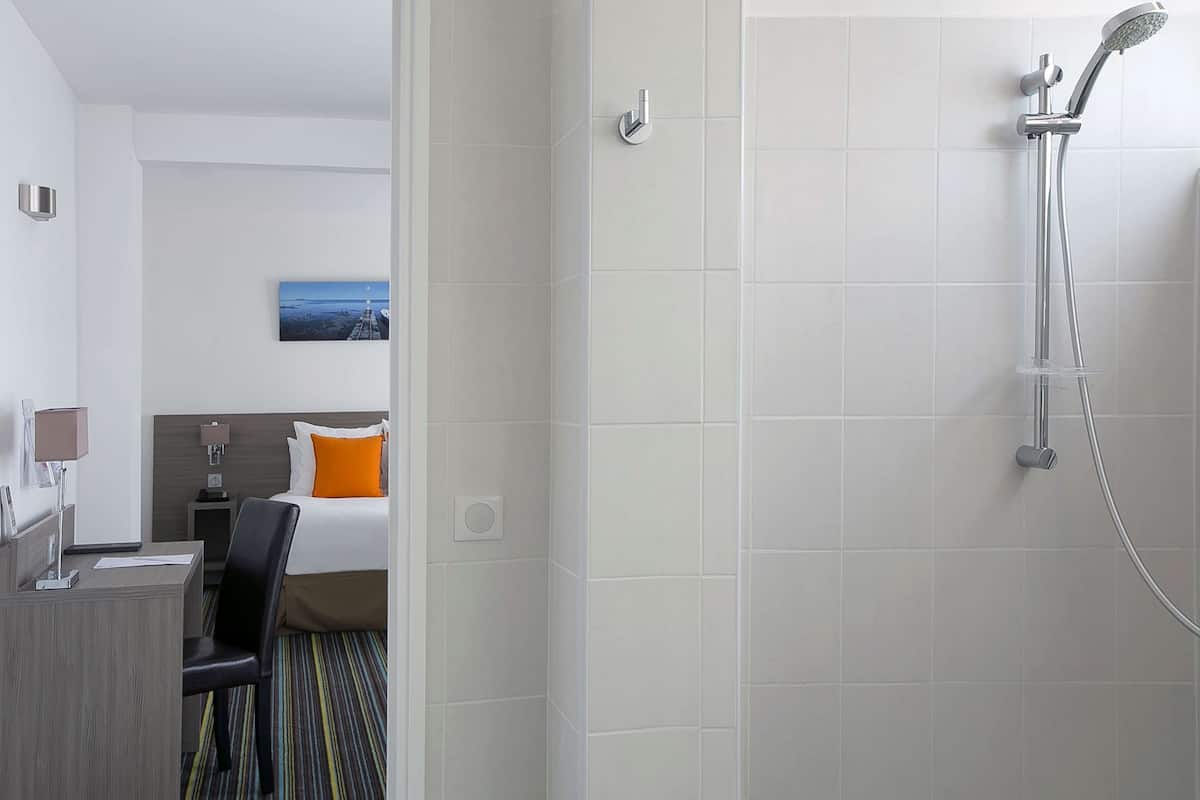 Habitación familiar, 1 cama doble, no fumadores (Extra bed on request) | Caja fuerte, escritorio, cortinas opacas y sistema de insonorización