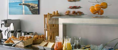 Petit déjeuner buffet (15 EUR par personne)