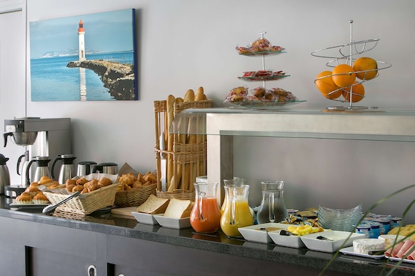 Daily buffet breakfast for a fee