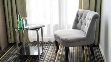 Habitación familiar, 1 cama matrimonial, para no fumadores (Extra bed on request) | Caja de seguridad en la habitación, escritorio y cortinas blackout