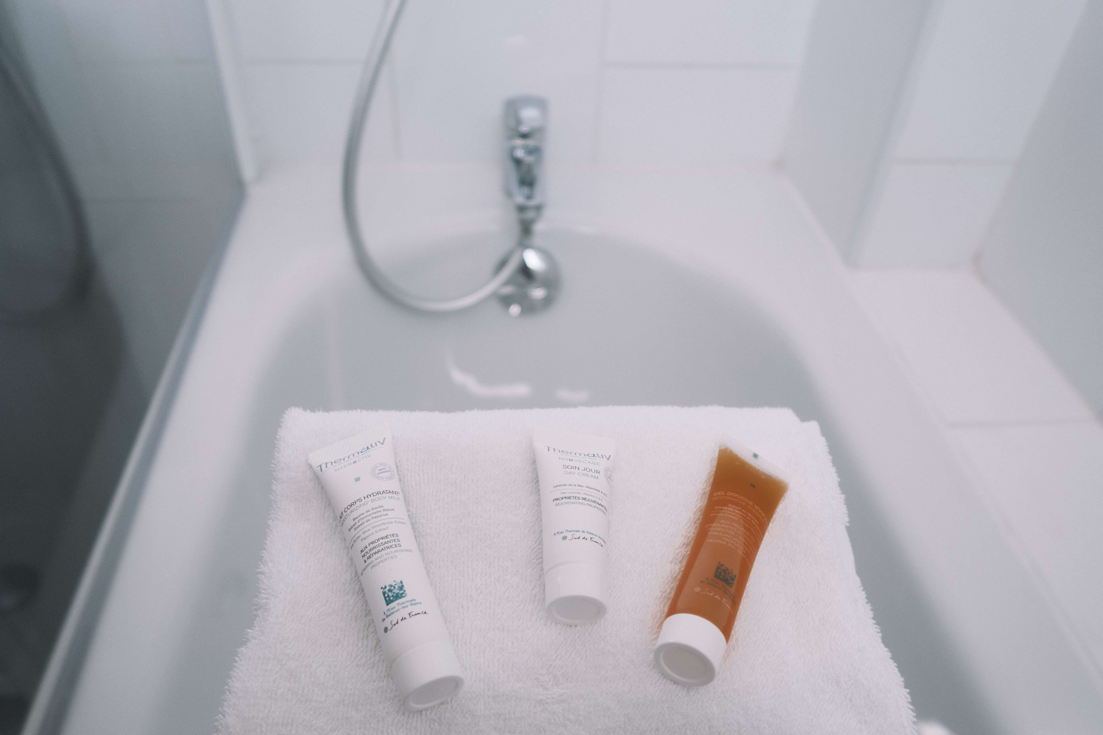 comfort room, 1 queen bed, non smoking, bathtub | in-room safe, desk, blackout curtains, soundproofing