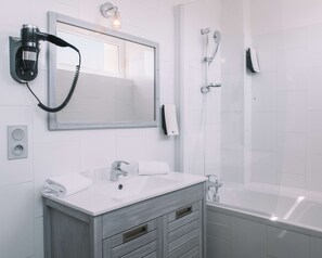Comfort-Zimmer, 1 Queen-Bett, Nichtraucher, Badewanne | Zimmersafe, Schreibtisch, Verdunkelungsvorhänge, schallisolierte Zimmer