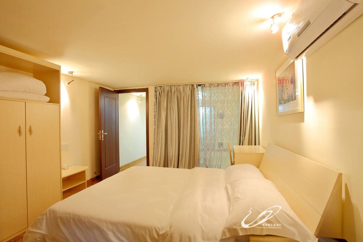 Loft superior | Ropa de cama de alta calidad, escritorio y cortinas blackout 