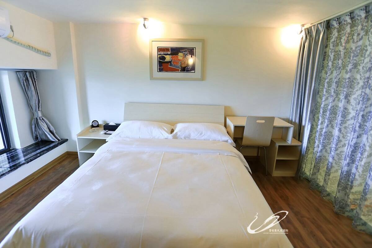 Loft Deluxe | Ropa de cama de alta calidad, escritorio y cortinas blackout 