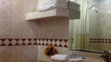 Regadera, amenidades de baño gratuitas, toallas