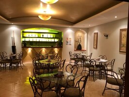 供应早餐、午餐和晚餐，国际美食