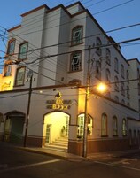 Fachada da propriedade à noite