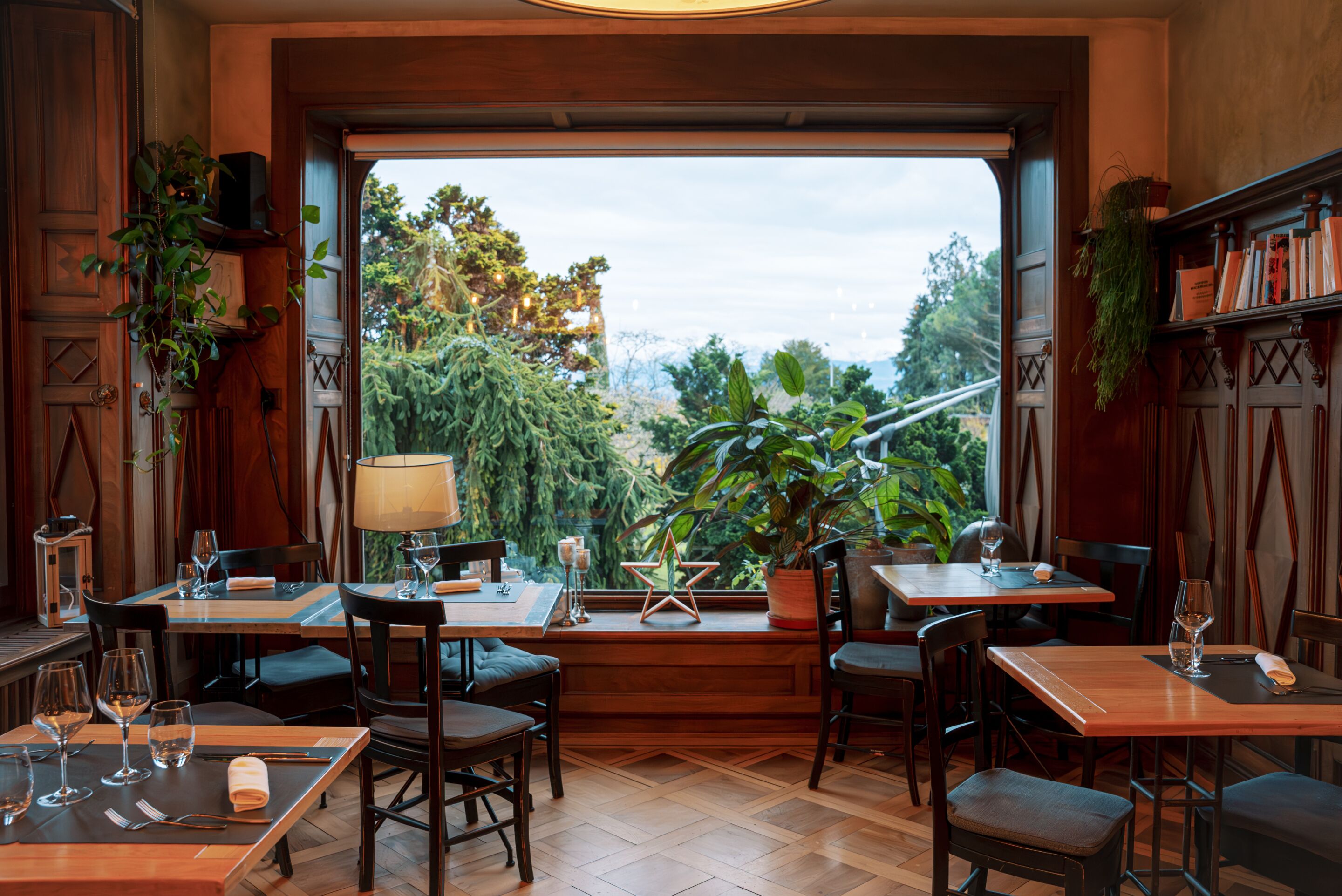 Se sirven comidas, cenas y cocina internacional 